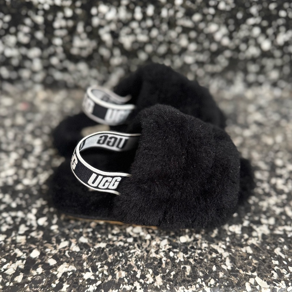 NWOT UGG Fluff Yeah Slippers. Black. Size 9 US.